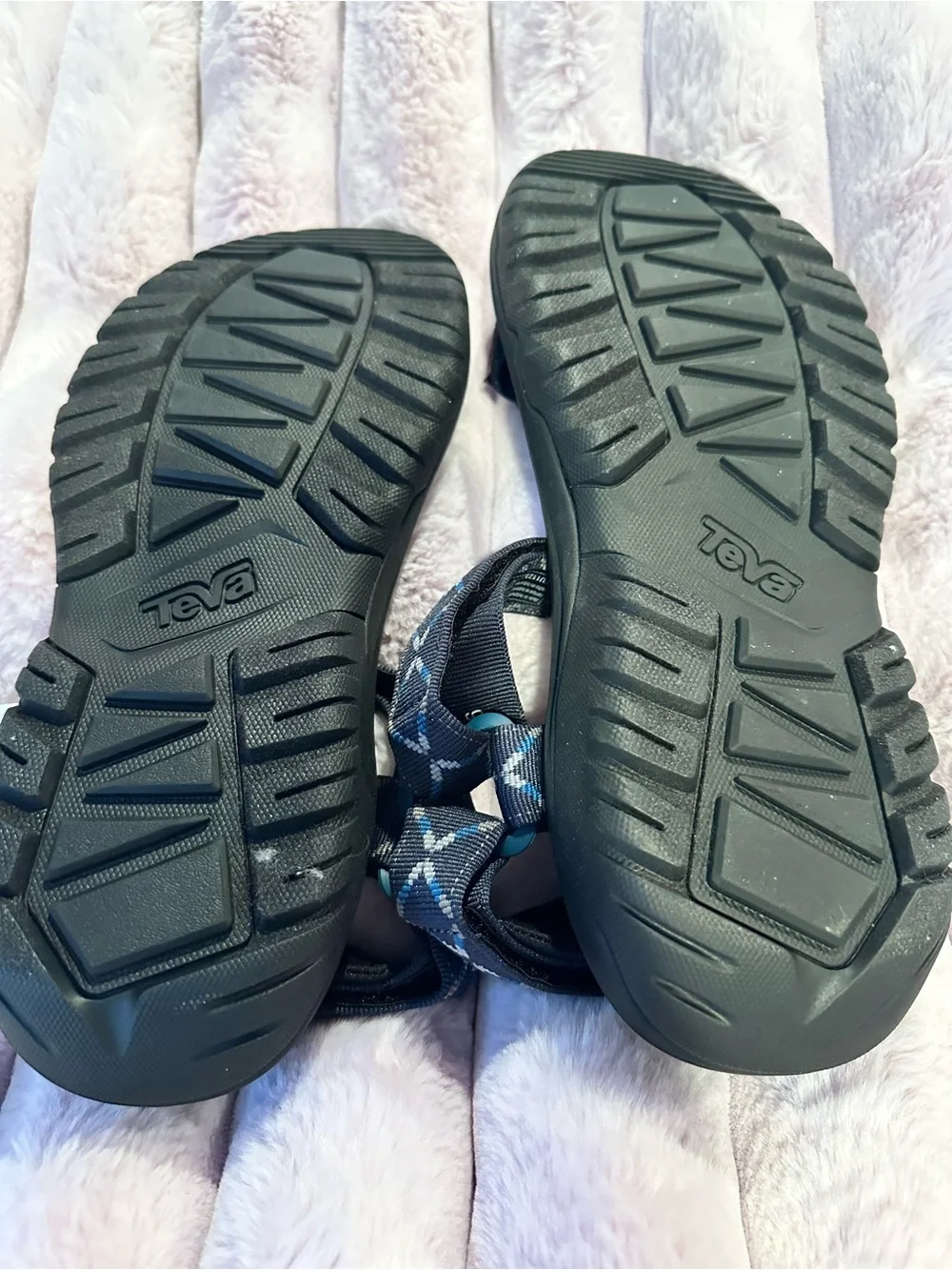 TEVA MENS 9 classic Velcro Strap Sandals Blue Geometric